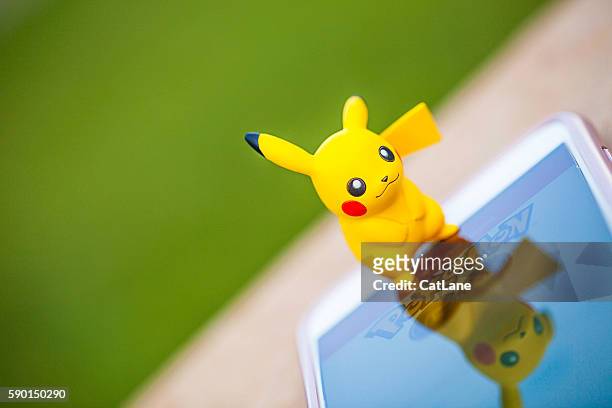 nintendo pokemon go character pikachu and iphone - pikachu 個照片及圖片檔