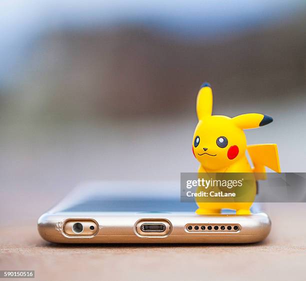 nintendo pokemon go personaggio pikachu e iphone - pikachu foto e immagini stock