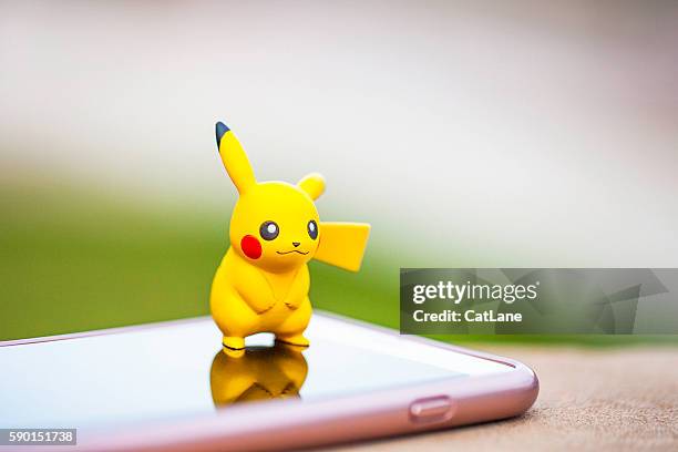 nintendo pokemon go personaggio pikachu e iphone - pikachu foto e immagini stock