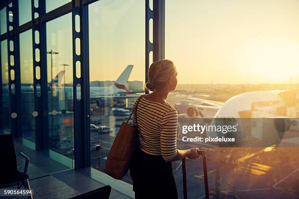 quasi tempo per il mio volo - viaggio di lavoro foto e immagini stock