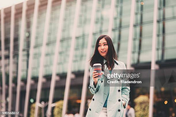 と若い女性コーヒーカップ路上�の - 若い カワイイ 女の子 日本人 ストックフォトと画像