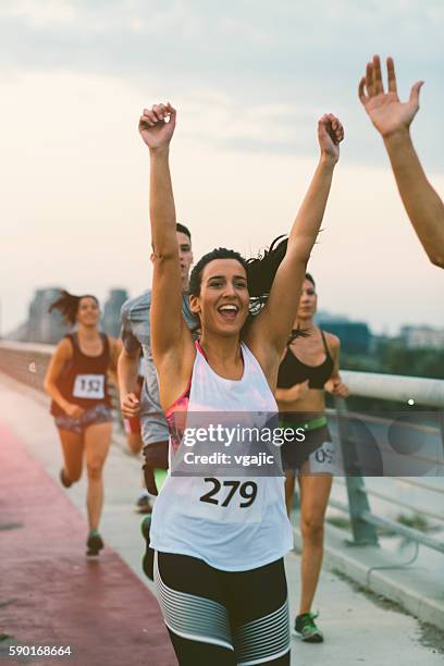 marathon runners. - finale wedstrijd stockfoto's en -beelden