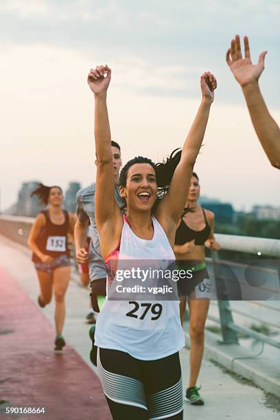 marathon runners. - het einde stockfoto's en -beelden