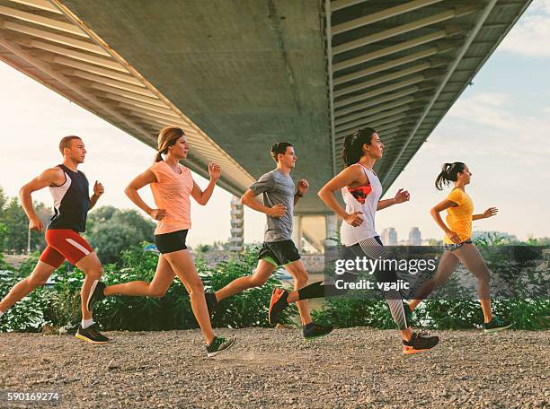 Running Roud Right Side Group Of People Running Side View Photos and Premium High Res Pictures ...