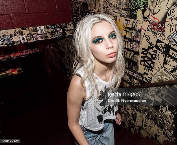 young woman in undergbround club - bleached hair fotografías e imágenes de stock
