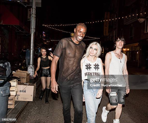 friends walking down the street in new york city - bleached hair fotografías e imágenes de stock