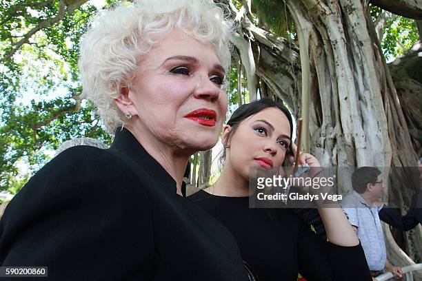 Charytin Goyco, wife of Elin Ortiz and Sharinna Ortiz, daughter of Elin Ortiz are moved at Elin Ortiz Burial. TV pioneer Elin Ortiz is laid to rest...