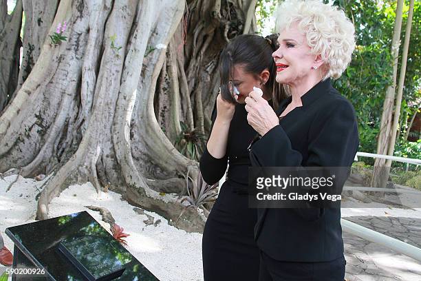 Charytin Goyco, widow of Elin Ortiz and Sharinna Ortiz, daughter of Elin Ortiz are moved at Elin Ortiz Burial. TV pioneer Elin Ortiz is laid to rest...