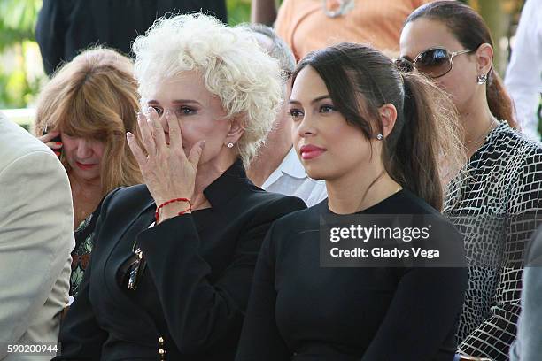 Charytin Goyco, wife of Elin Ortiz and Sharinna Ortiz, daughter of Elin Ortiz are moved at Elin Ortiz Burial. TV pioneer Elin Ortiz is laid to rest...