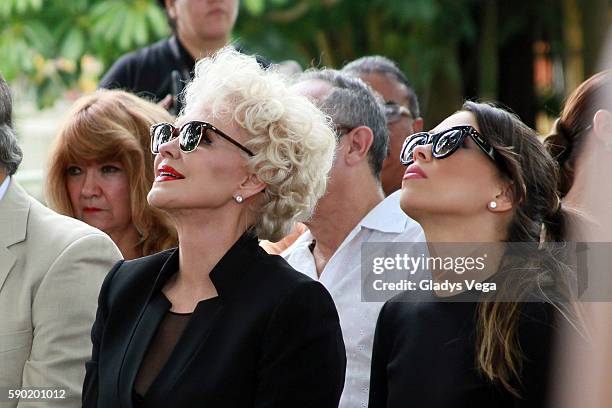 Charytin Goyco, wife of Elin Ortiz and Sharinna Ortiz, daughter of Elin Ortiz are moved at Elin Ortiz Burial. TV pioneer Elin Ortiz is laid to rest...