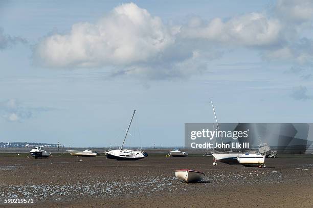 grounded boats in upper arachon bay at low tide - tide foto e immagini stock