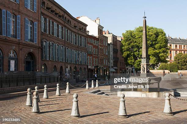 place saint etienne with fountain - toulouse fotografías e imágenes de stock