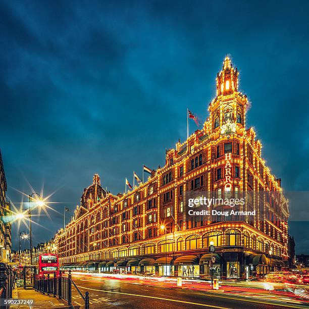 harrods department store in knightsbridge at dusk - harrods stock-fotos und bilder