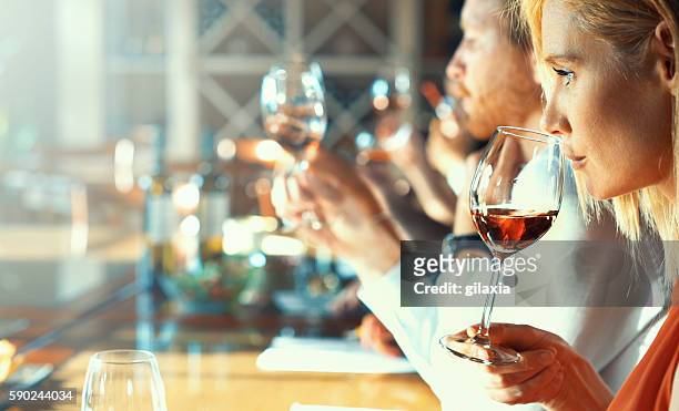degustación de vinos.   - cognac fotografías e imágenes de stock