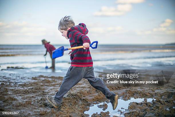 two boys playing in the sand - kind sandburg stock-fotos und bilder