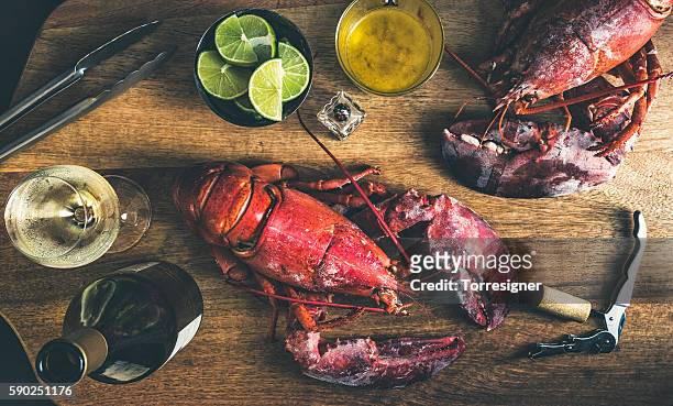 roter hummer serviert und bereit zu essen - lobster stock-fotos und bilder