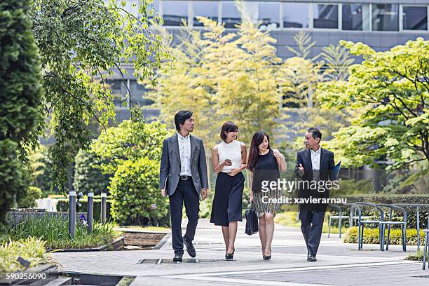 日本の実業家歩くオフィス - business tree ストックフォトと画像