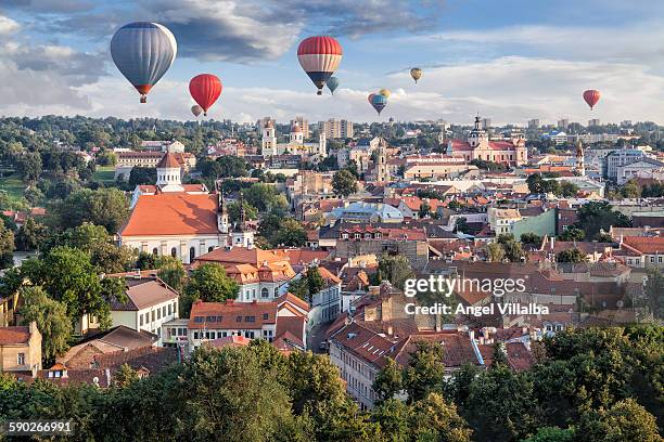 balloons over vilnius (i) - vilnius imagens e fotografias de stock