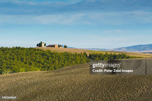 landscape in tuscany - capella di vitaleta stock pictures, royalty-free photos & images