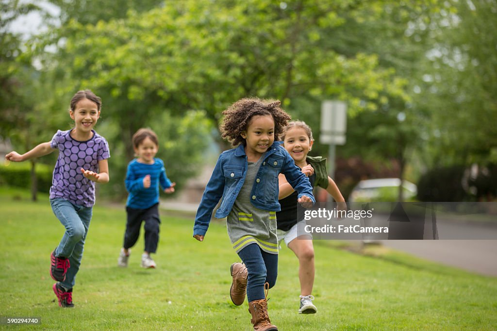 Jovens garotas diversas brincando juntas