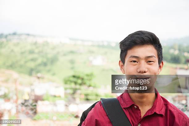 glücklicher, asiatischer abstammung junger mann im freien in der stadt. - village asia stock-fotos und bilder