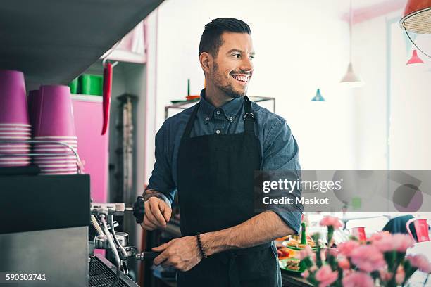 barista preparing coffee in cafe - schürze stock-fotos und bilder