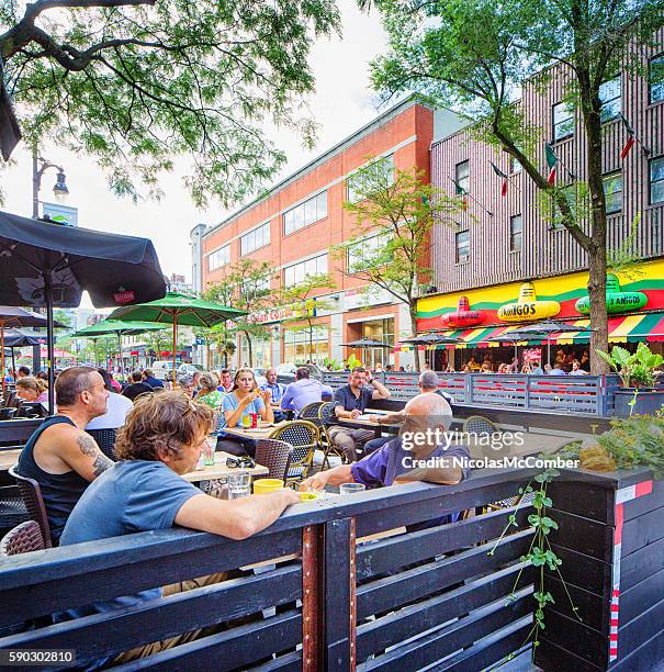 persone che si godono il pranzo su una terrazza di montreal occidentale - restaurant terrasse foto e immagini stock