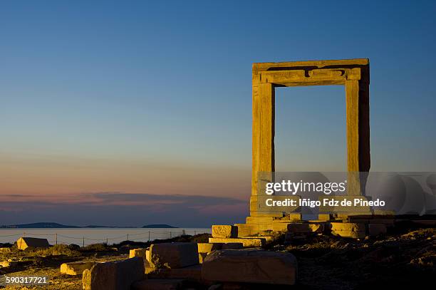 portara-naxos island-greece - templo de apolo naxos imagens e fotografias de stock