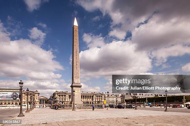 place de la concorde and the egyptian obelisk. - place de la concorde stock pictures, royalty-free photos & images