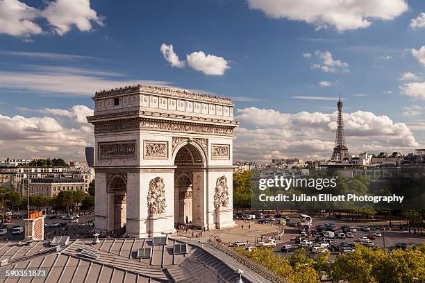 the arc de triomphe and place charles de gaulle. - arc de triomphe parijs stockfoto's en -beelden