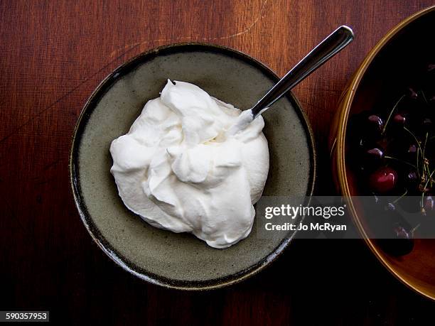 cherries and whipped cream - aufschäumen stock-fotos und bilder