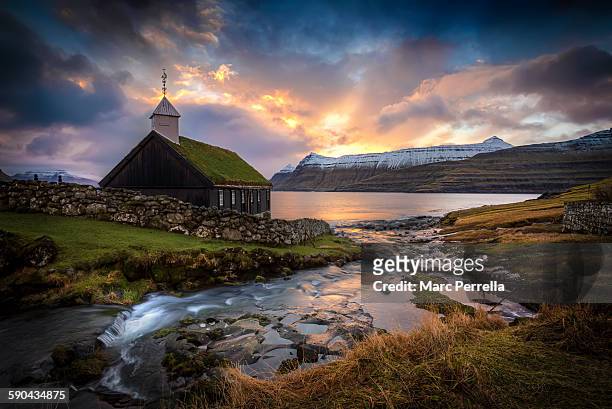 faroe church sunrise - îles féroé photos et images de collection