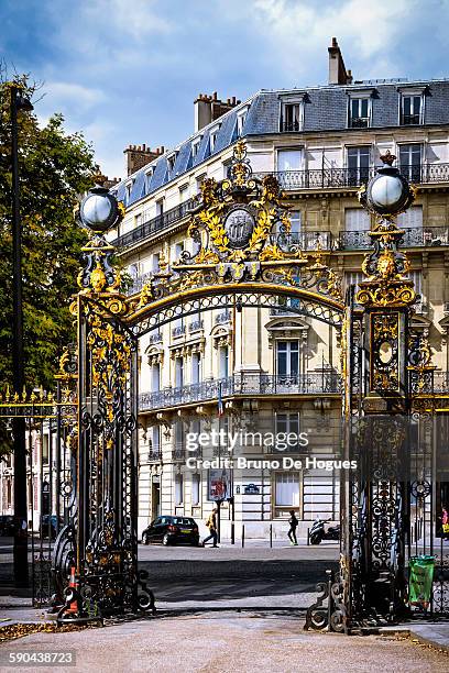 park monceau in paris, france - ile de france parc monceau stock pictures, royalty-free photos & images