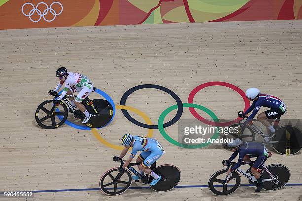 Laura Trott and Sarah Hammer of the USA compete in the Women's Omnium Points race of the Rio 2016 Olympic Games at the Rio Olympic Velodrome in Rio...