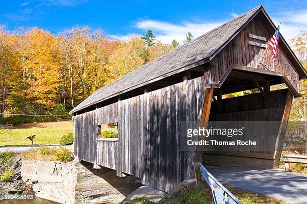 a cpovered bridge in warren, vermont - autumn covered bridge stock pictures, royalty-free photos & images