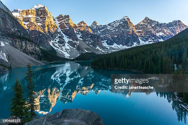 moraine lake during sunset, banff national park, canadian rockies - canada rockies fotografías e imágenes de stock