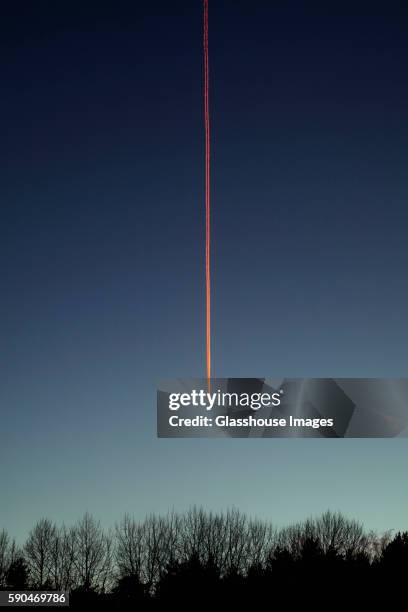 line of airplane fumes in sky - gerade stock-fotos und bilder