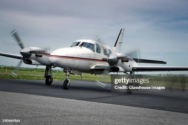 prop plane ready for take-off - propellervliegtuig stockfoto's en -beelden