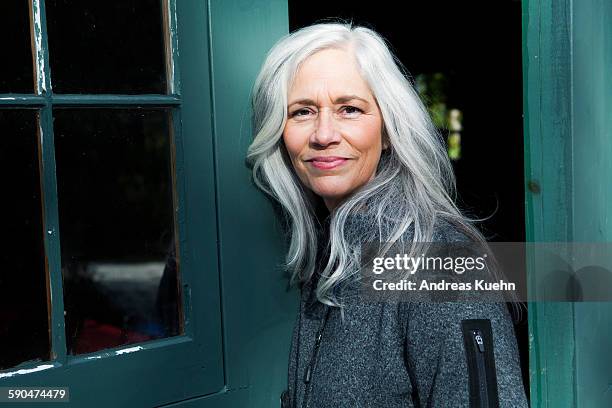 woman with light, gray hair outside smiling. - 55 59 años fotografías e imágenes de stock