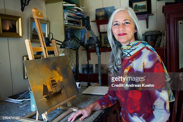portrait of a female artist with her paintings. - métier d'art femme chic photos et images de collection