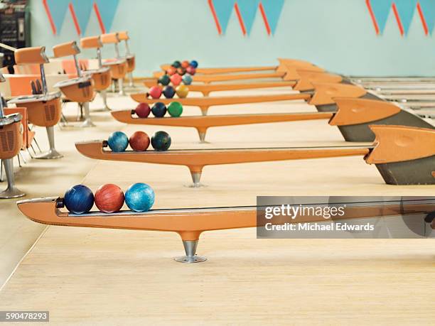 bowling - bowling alley fotografías e imágenes de stock