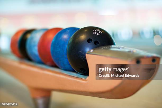 bowling balls - bowlingbal stockfoto's en -beelden