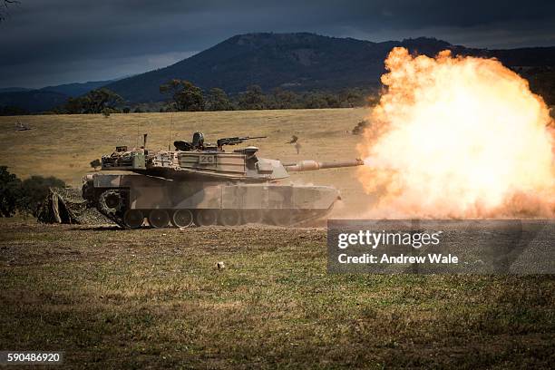 abrims main battle tank - campo di battaglia foto e immagini stock