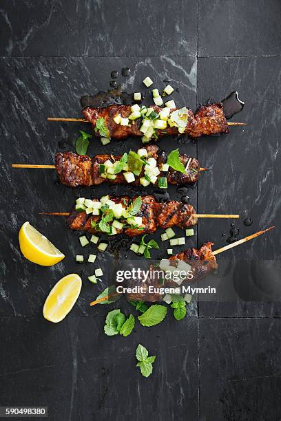 pork belly skewers with cucumber salad - pic de brochette photos et images de collection
