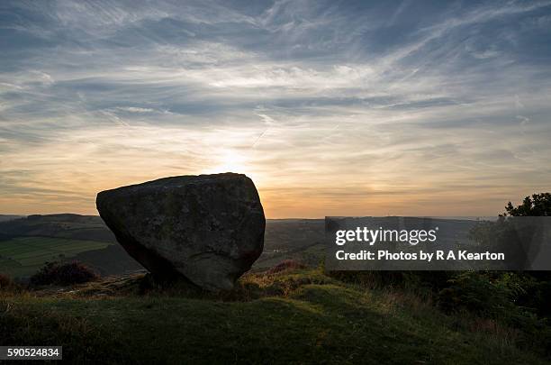 the anvil stone on baslow edge, peak district, derbyshire - baslow stock pictures, royalty-free photos & images