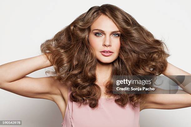 studio portrait of young brunette woman - hair brunette imagens e fotografias de stock