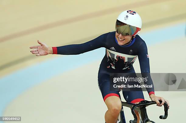 Laura Trott of Great Britain competes in the Points Race during the Women's Omnium at Rio Olympic Velodrome on August 16, 2016 in Rio de Janeiro,...