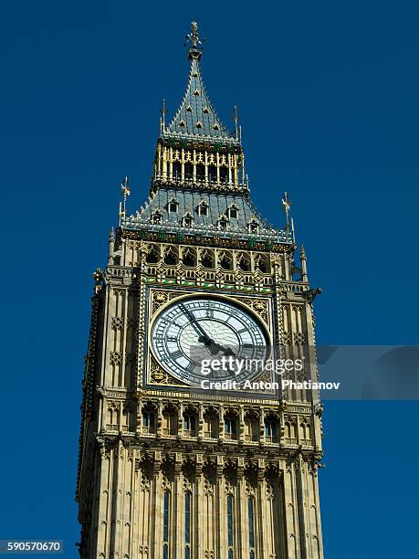 big ben also known as elizabeth tower close up against blue sky on sunny day without clouds. - phatianov imagens e fotografias de stock