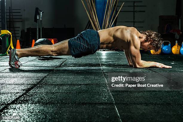 athletic man doing the plank for abs and core - abs fotos imagens e fotografias de stock