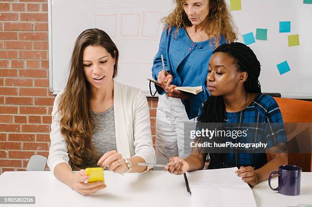 usable mobile app - wetenschappelijk experiment stockfoto's en -beelden